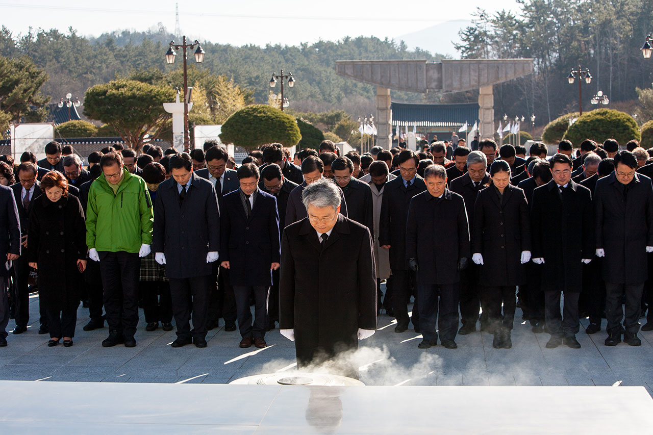 11일(일) 국민의당 김동철 비대위원장 및 국민의당 국회의원,시·구의원, 당직자, 당원 100여명이 국립5.18민주묘지를 참배하였다.