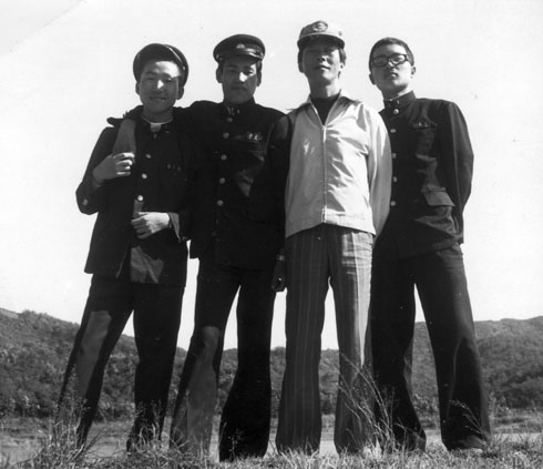 중동고 시절 소풍지에서 제자들과(1975. 10.)