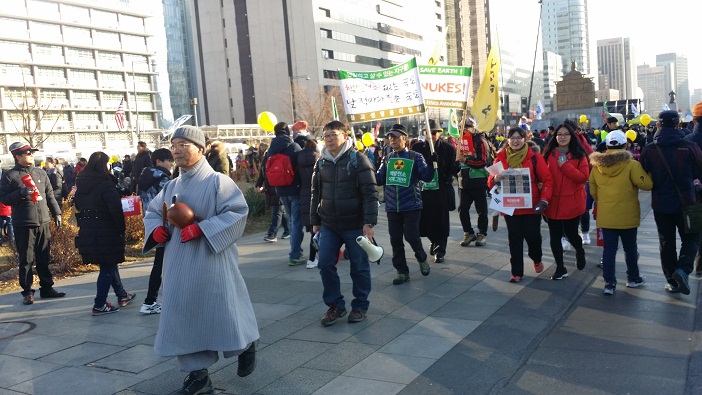 불교생명윤리협회의 탈핵 순례 12월 10일 오후 광화문 광장을 돌면서 촛불 집회 참가자들에게 탈핵 운동 동참을 호소하고 있다.