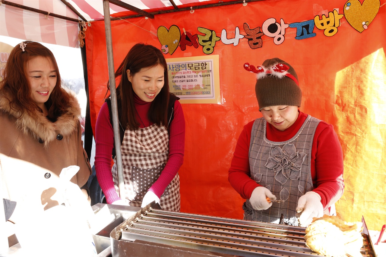 붕어빵을 굽고 있던 광양서초울림통 회원들. 왼쪽부터 길민정, 이선아, 이수정 씨다. 지난 12월 7일이다.