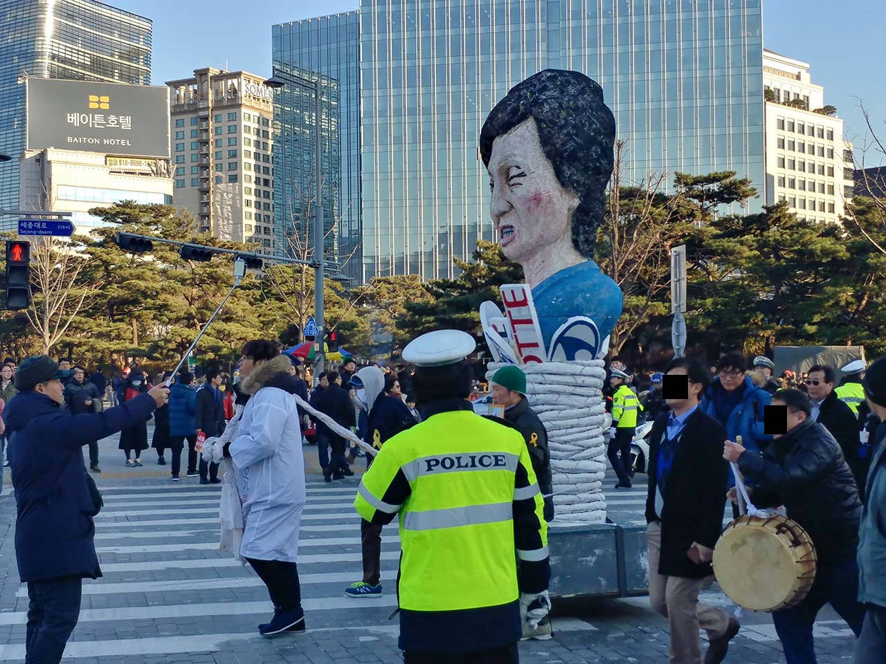 서울 광화문광장 집회. 박근혜를 감싼 포승줄 속에 재벌들의 명패가 끼어 있다.
