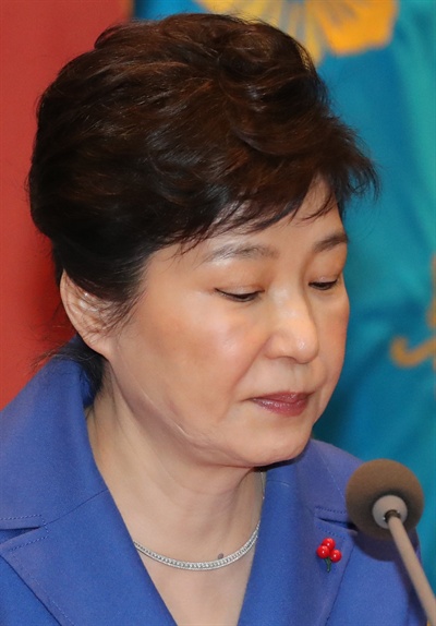 박근혜 대통령이 지난 9일 오후 탄핵소추안이 가결된 이후 청와대에서 열린 국무위원 간담회에서 굳은 표정으로 자료를 보고 있다.