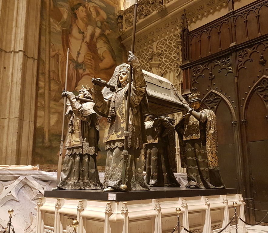 세비야 대성당 안에 있는 네 명의 뫙이 둘러메고 있는 콜롬버스의 묘