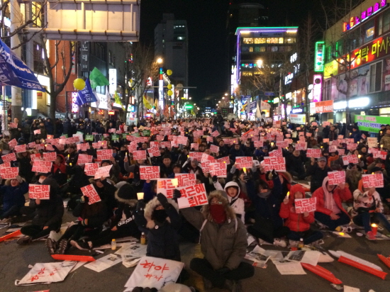 국회가 9일 압도적인 의결로 박근혜 대통령에 대한 탄핵소추안을 가결한 다음날 전국적으로 약 100만명이 촛불을 들고 박 대통령 즉각 퇴진을 촉구했고, 인천에서도 5000여명이 촛불을 밝혔다.