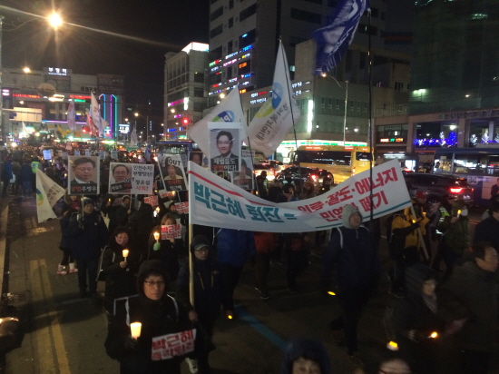  국회가 9일 압도적인 의결로 박근혜 대통령에 대한 탄핵소추안을 가결한 다음날 전국적으로 약 100만명이 촛불을 들고 박 대통령 즉각 퇴진을 촉구했고, 인천에서도 5000여명이 촛불을 밝혔다.