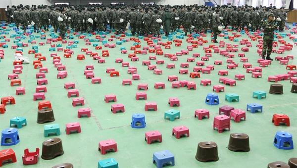 2011년 10월 14일 오전 경기도 의정부시 육군 306보충대에서 열린 신병부대분류에서 부대발표를 마친 장병들이 떠난 뒤 플라스틱 의자가 남아 있다. 