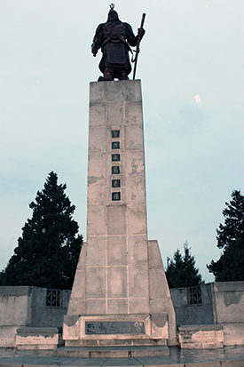 여수 자산공원의 이순신 장군 동상, 명칭은 '성웅 이순신 상'이다.