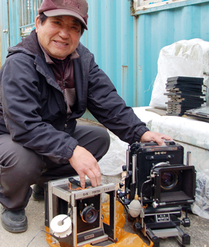 김인제 사장이 젊은 시절 손때묻은 흑백원판 카메라와 당시에 쌀 2~3가마씩 주고 산 비싼 기계를 꺼내 보여주고 있다.