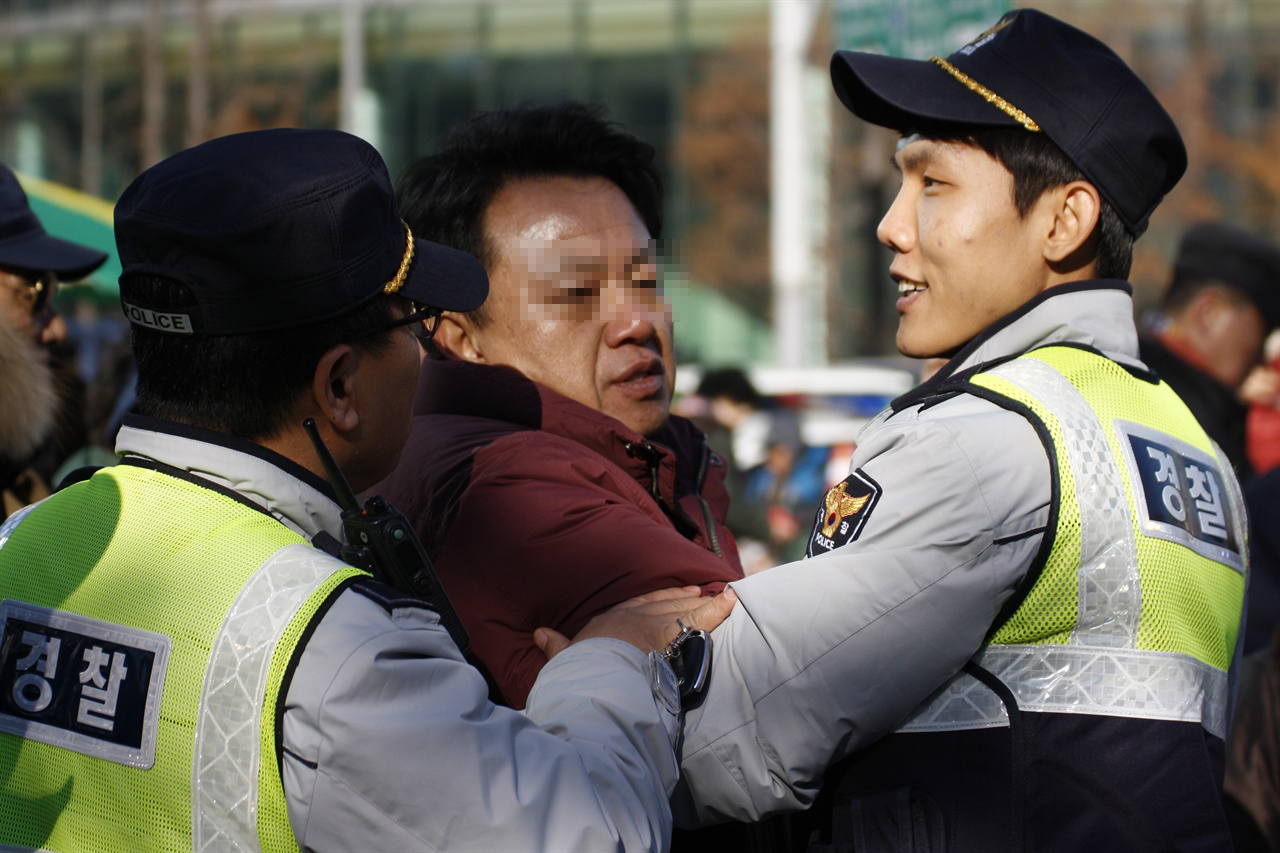 지난 12월 10일 서울 보신각 청소년집회 현장에서 난동을 부리다 경찰에 의해 제지되는 박사모 회원.