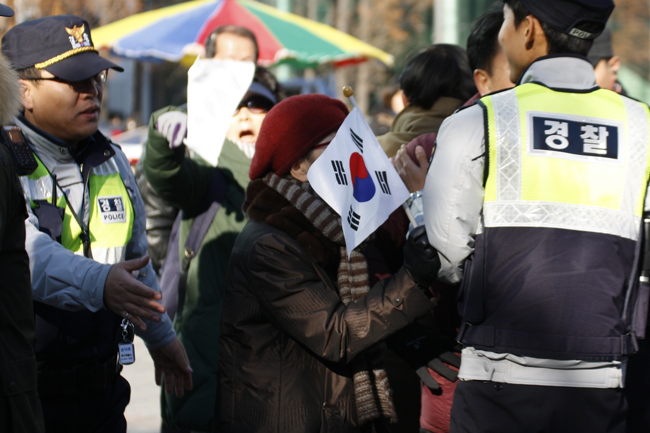 지난 12월 10일 서울 보신각 청소년집회현장에서 난동을 부리다 경찰에 의해 제지되는 박사모 회원.