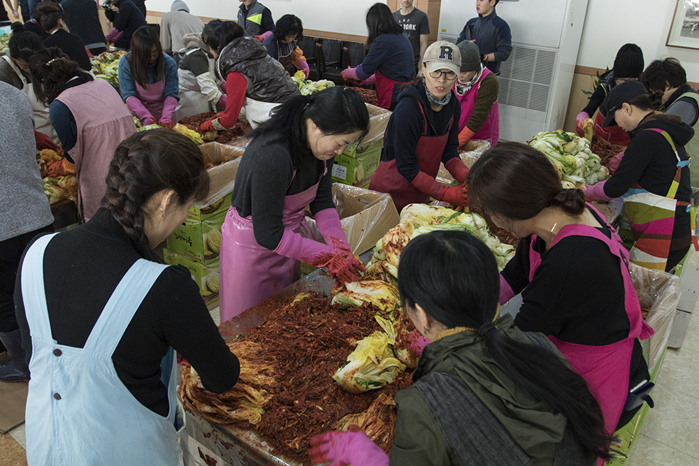 지난 10일 천안, 아산 지역 시민단체 회원 50여 명이 갑을오토텍을 찾아 조합원들이 겨울에 먹을 김장김치를 담갔다. 