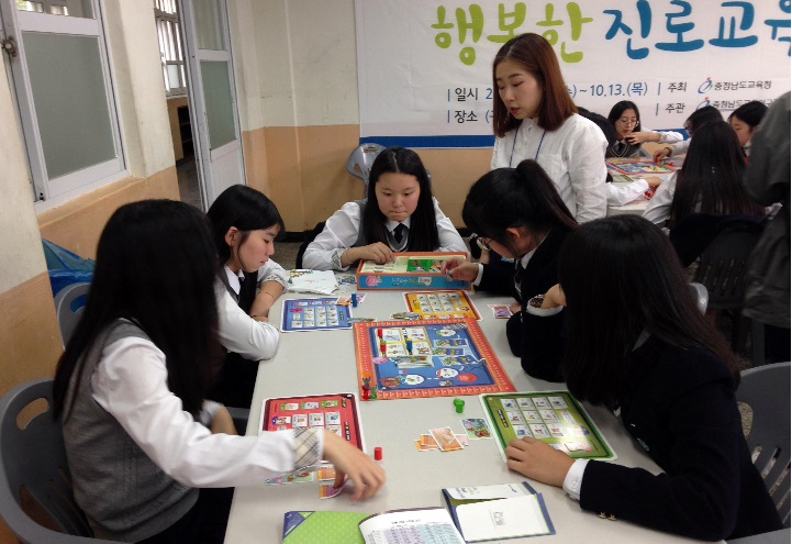  태안여중 학생들이 지난 10월 홍성고등학교에서 충남도교육청 주최로 열린 '자유학기 진로캠프'에 참가해 진로교육을 받고 있다.