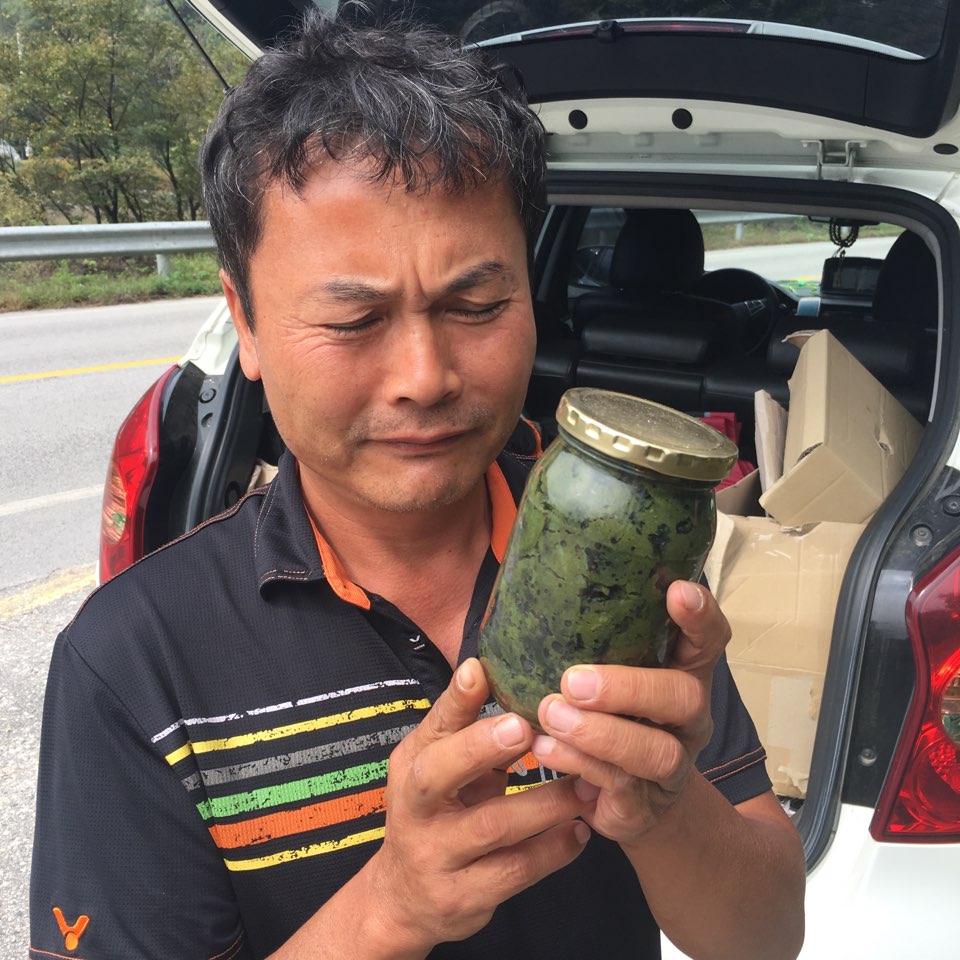 '부글부글', 김종술 기자가 차 트렁크에 있던 녹색병을 열자 녹조가 끓어 올랐다. 
