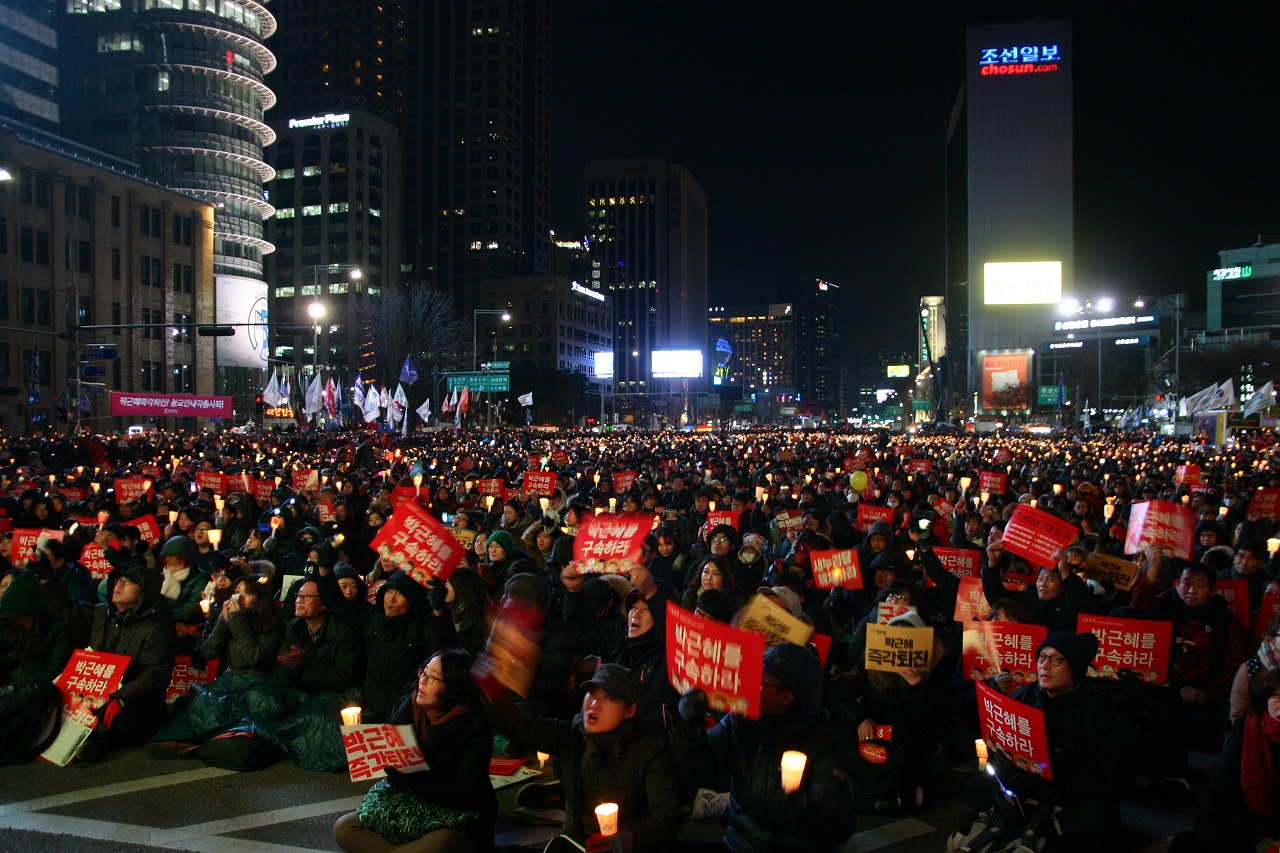 7차 촛불집회에 모인 시민들 탄핵 가결 다음날인 10일에도 광화문에 80만이 모였다. 