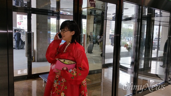 한복을 입은 안내원 최경미. 스마트폰과 세련된 머리 스타일을 보면서 북한이 많이 변했음을 감지할 수 있다. 