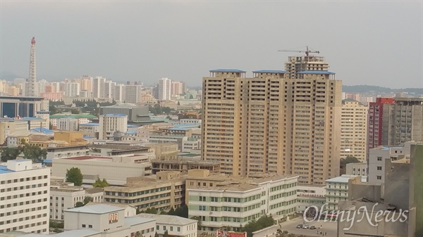  호텔방 창가에서 바라본 아파트 건축 공사.
