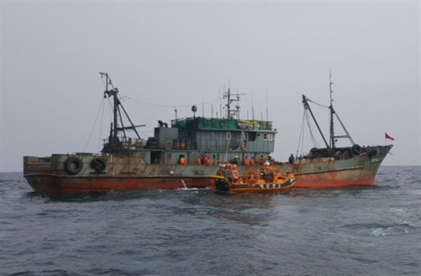해양경비안전본부 기동단이 지난 11월 6일 고무단정을 타고 출동해 서해5도 해역에서 불법조업 중인 중국어선을 단속하고 있다.