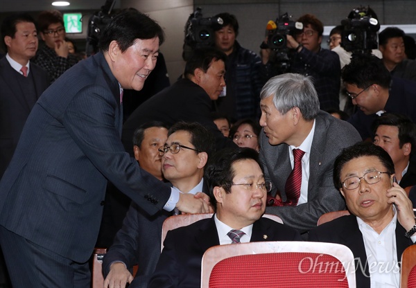  새누리당 최경환 의원이 13일 서울 여의도 국회 의원회관에서 열린 '혁신과 통합 보수 연합' 출범식에 참석하며 조훈현 의원과 악수하고 있다.