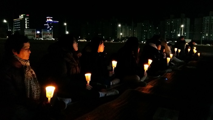  보령 시민들이 촛불을 들고 있다. 