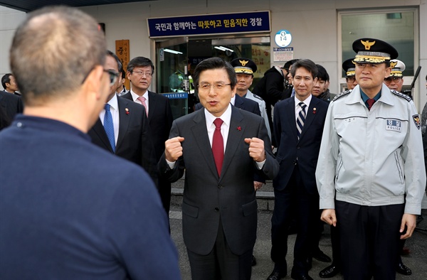  황교안 대통령 권한대행 국무총리가 지난 13일 서울시 영등포구 영등포경찰서 중앙지구대를 방문한 뒤 밖으로 나와 시민과 대화하고 있다. 