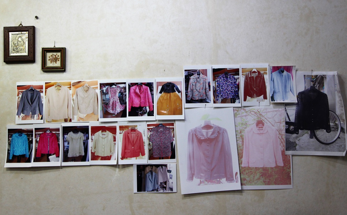의상실 벽에 걸려 있는 옷 사진들