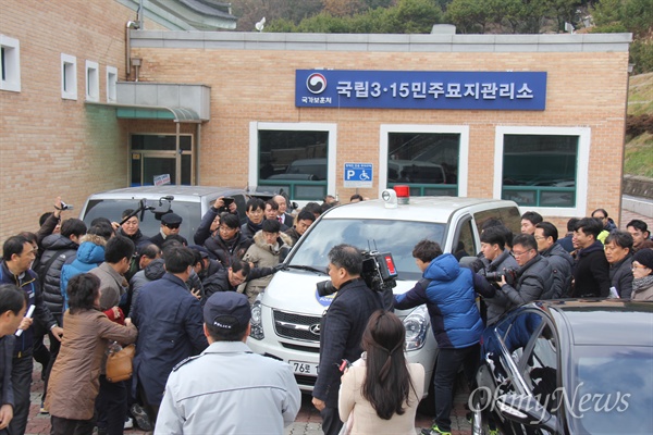  마산동부경찰서는 14일 오전 3.15민주묘지 기념관에 걸려 있는 박근혜 대통령 사진을 훼손한 혐의로 김영만 박근혜퇴진경남운동본부 상임의장을 체포해 연행했다.