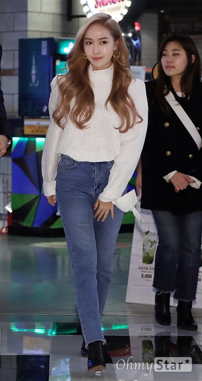 제시카, 눈부신 발걸음 가수 제시카가 14일 오후 서울 여의도 IFC몰에서 열린 미니앨범 2집 < Wonderland > 발매기념 팬사인회에서 입장하고 있다.