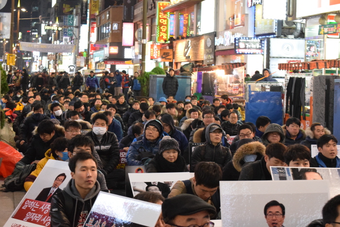 부산지하철노조 조합원들이 박근혜와 서병수를 비난하는 피켓을 들고 시국집회에 함께 했다.

