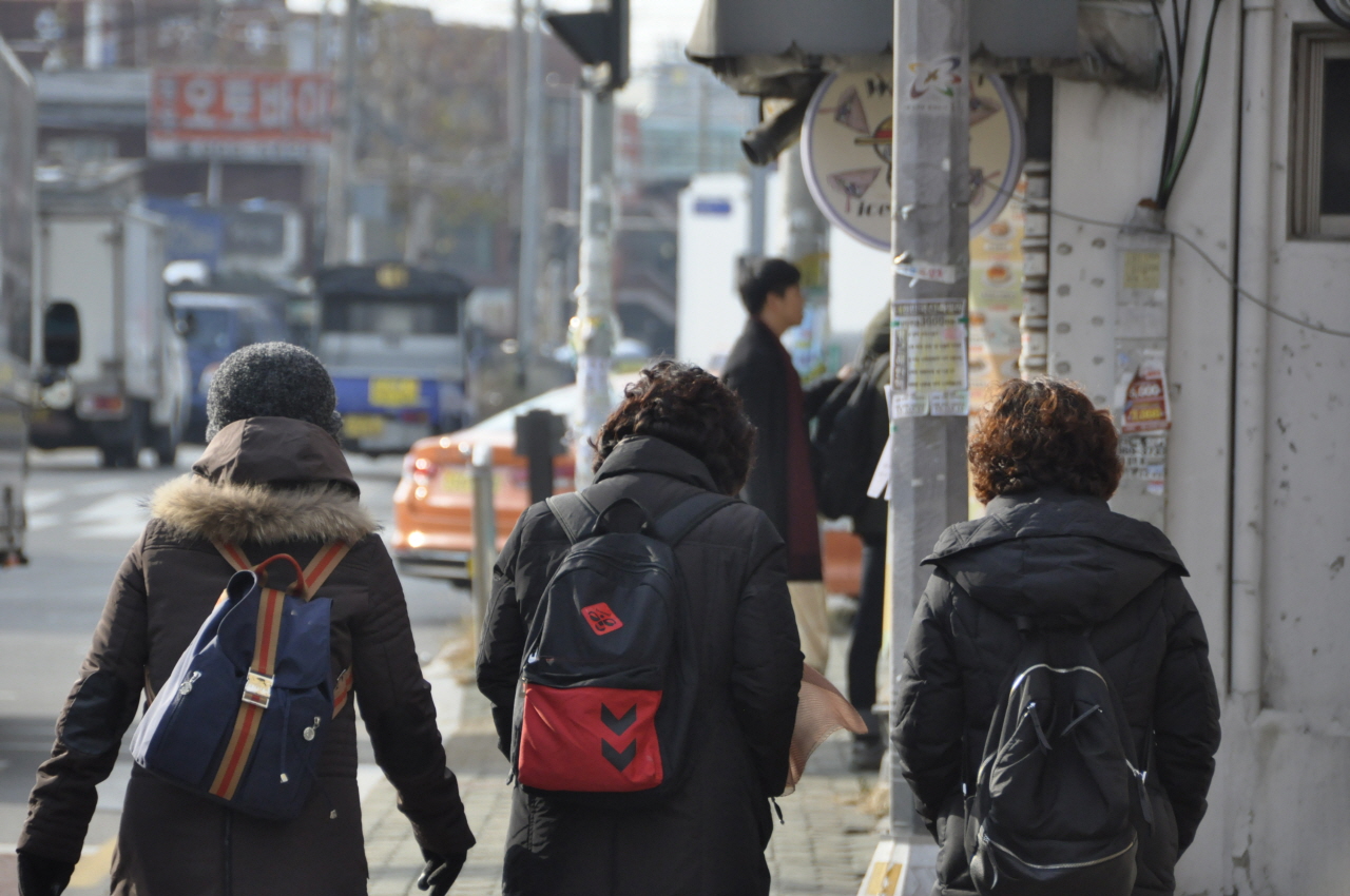  광운대 청소노동자들이 연대 장소로 가고 있다.