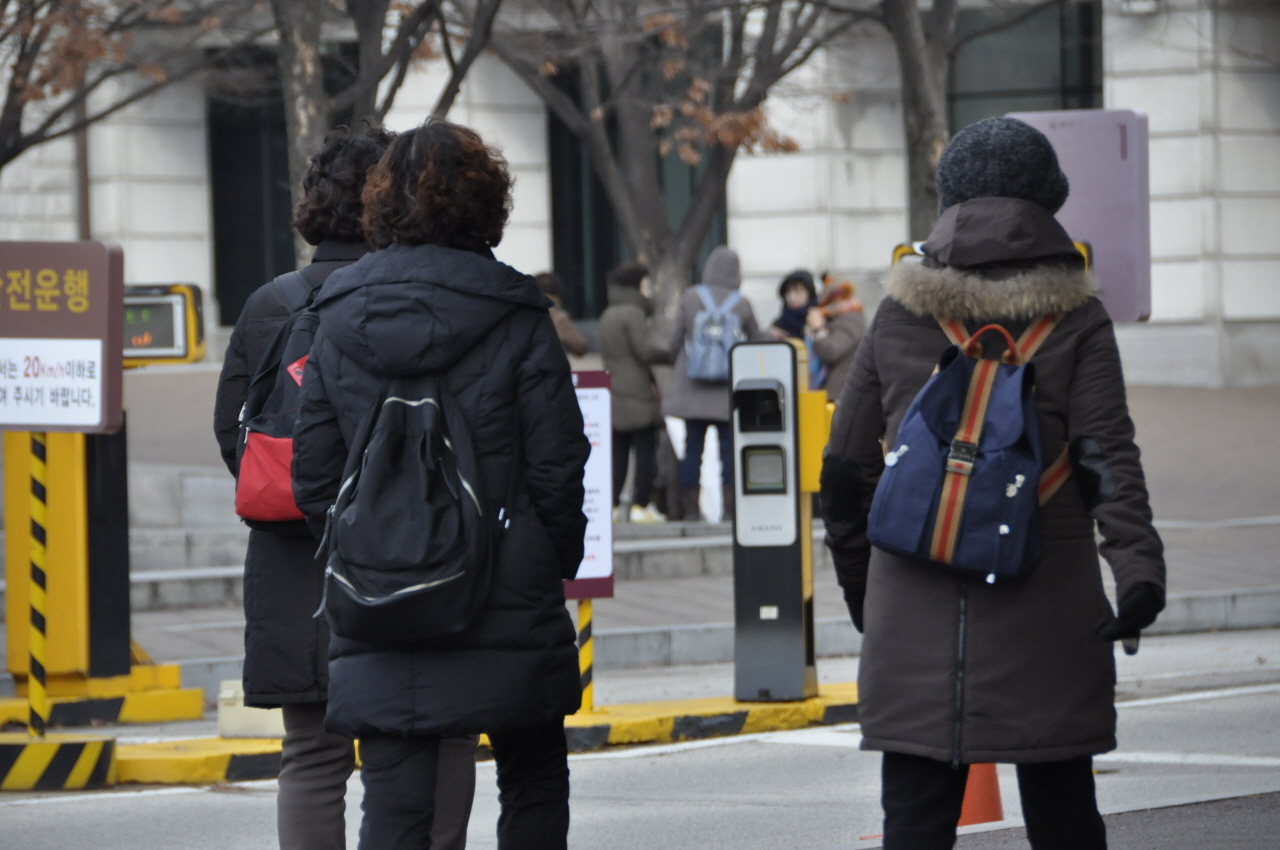 광운대 청소노동자들이 고려대 백주년기념 삼성관으로 걸어가고 있다.