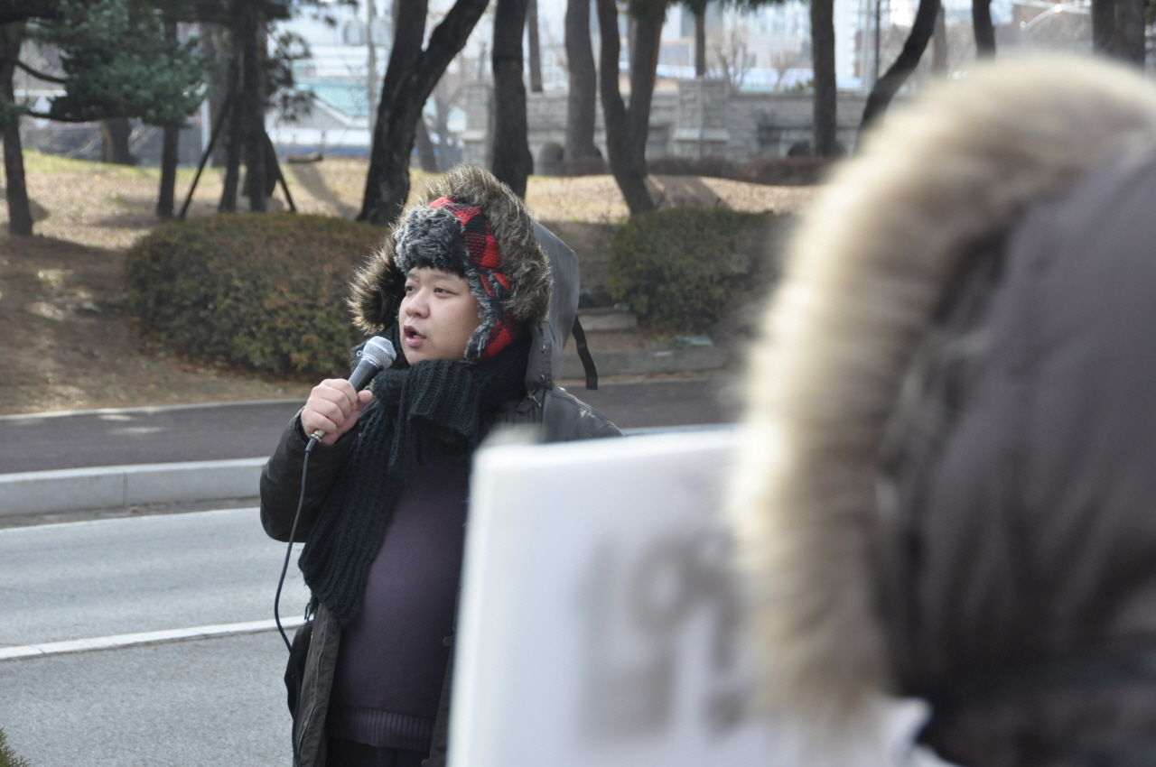  민주노총 서경지부 박현수 조직차장이 이야기를 하고 있다.