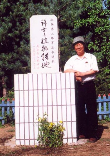 2000년 여름 허형식 장군 희생지 기념비를 찾아 들꽃을 바친 후 기념 촬영한 박도 선생  