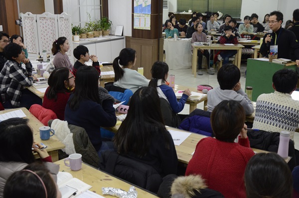   국강상광개토경평안호태왕의 용맹과 사랑을 설명하고 있는 김주열 님