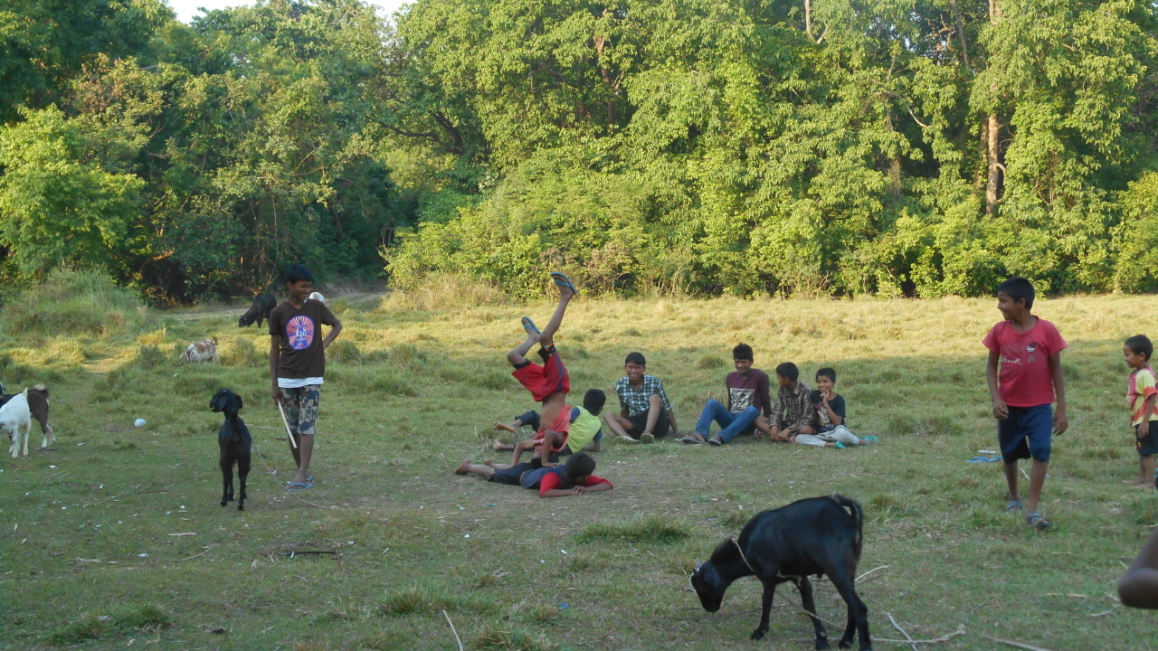 네팔 바르디아 국립공원 주변에 자리한 정글마을에서 만난 아이들