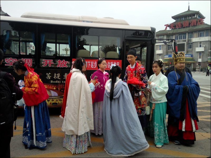 공자가 살았던 노나라 옷을 입고 공묘를 관광하는 중국사람들 