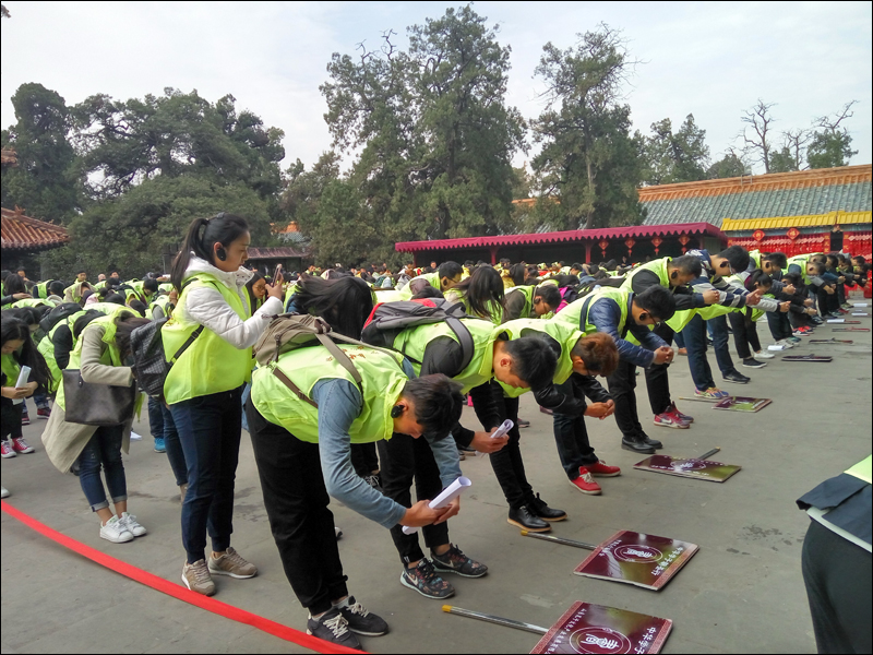공묘 대성전 앞에서 공자에게 예를 표하는 중국 대학생들
