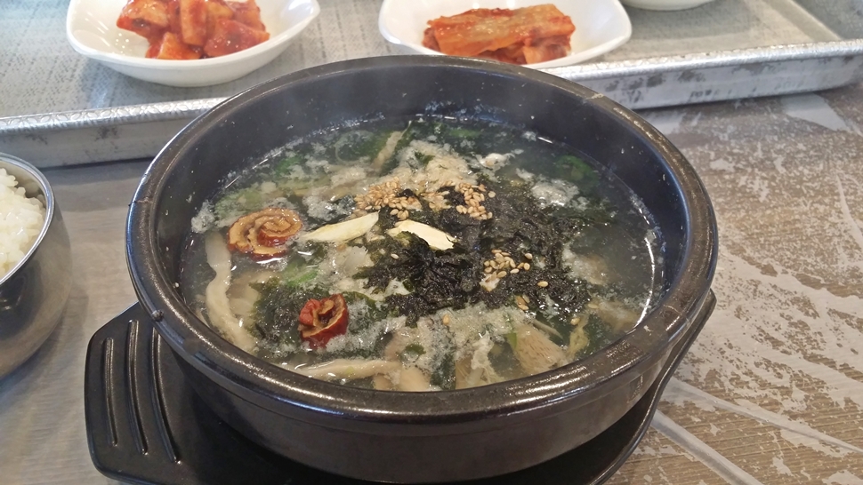 김이 모락모락 피어나는 국국밥에는 김가루와 대추 참깨가 고명으로 올라가 있다. 제법 먹음직스럽다. 
