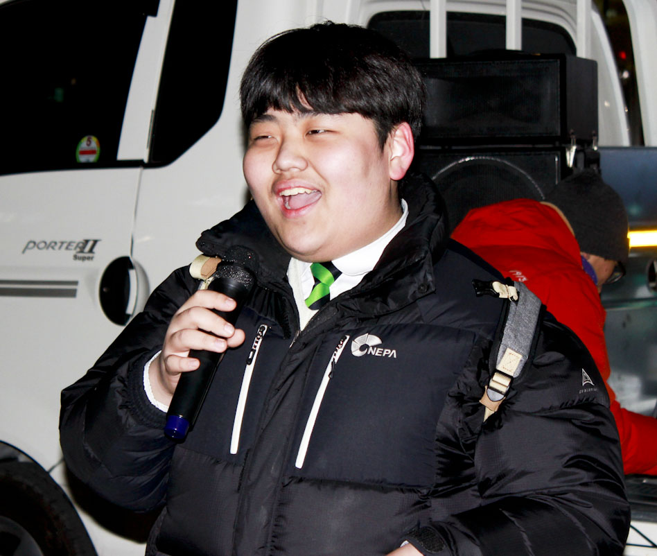 전종호 씨가 15일 진행된 박근혜퇴진경기광주청소년행동 집회에 나와 자유발언을 하고 있다.
