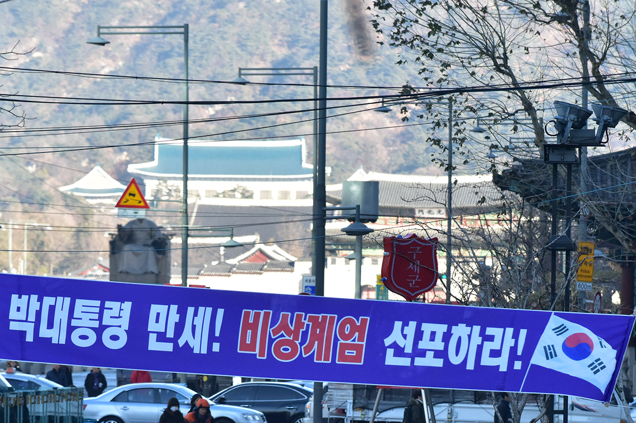  국회에서 박근혜 대통령에 대한 탄핵소추안이 가결된지 1주일이 지난 16일 오전, 서울 중구 청계광장 입구에는 "박대통령 만세! 비상계엄 선포하라!"고 씌어진 한 정당 명의의 현수막이 걸려있다. 