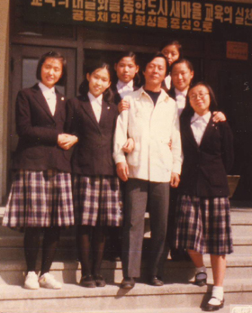 동복을 예쁘게 입은 이대부고 여학생들과 함께 본관 현관 앞에서(1979 12.) 