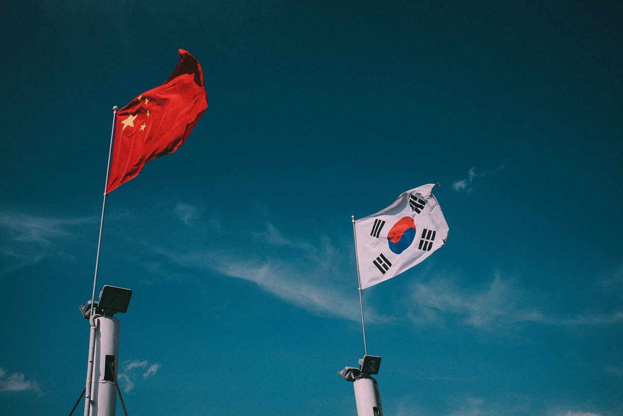 태극기와 나란히 펄럭이는 중국 국기 