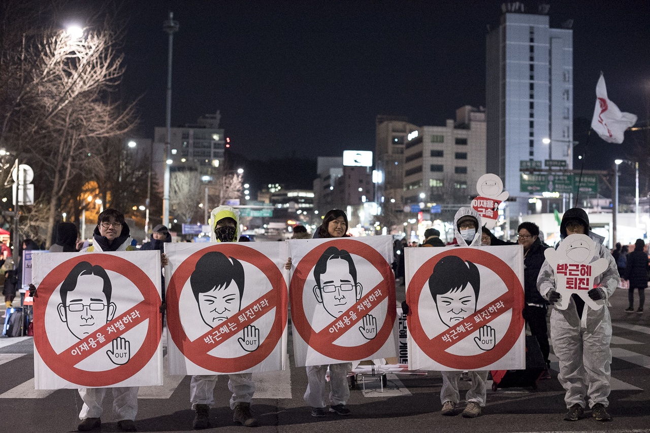 12월 10일 7차 국민행동에서 방진복을 입고, 이재용처벌, 박근혜퇴진 피켓을 들고 행진