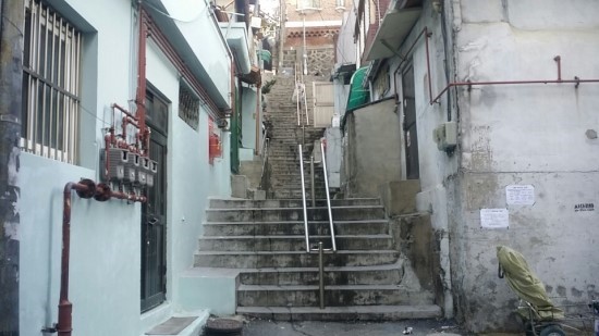 동자동 쪽방촌의 가파른 계단