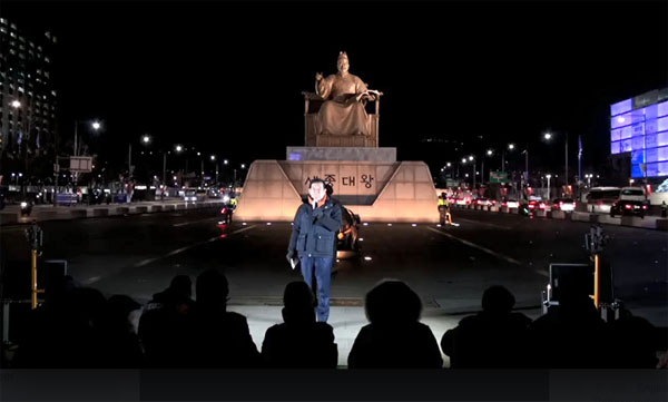 박원순 서울시장이 지난 15일 저녁 광화문광장에서 박대통령 퇴진을 촉구하는 집회를 갖고 있다.