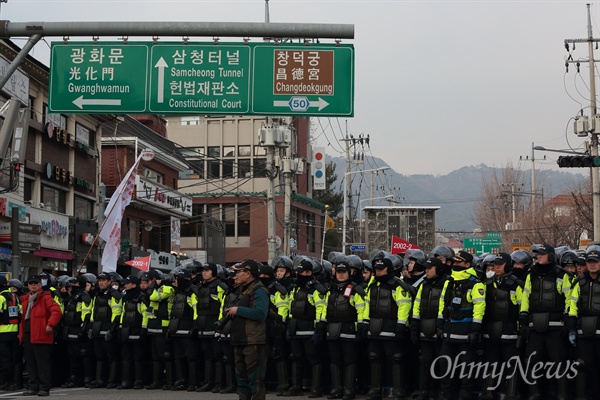 봉쇄된 헌재가는 길 17일 오전 종로구 재동 헌법재판소 부근 안국역앞에서 박사모 등 박근혜 대통령 지지자들이 탄핵반대 집회를 개최한 가운데, 경찰들이 헌법재판소 방향 도로를 봉쇄하고 있다.