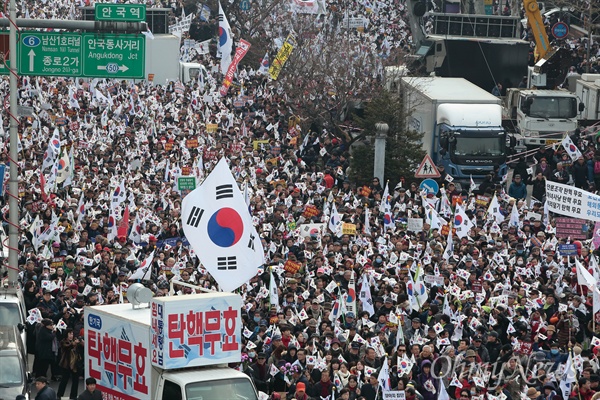 박사모 등, 헌재앞 '탄핵 반대' 대규모 시위 지난 17일 오전 종로구 재동 헌법재판소 부근 안국역앞에서 박사모 등 박근혜 대통령 지지자들이 “탄핵반대” “국회해산” “종북척결” 등 구호를 외치며 집회를 열고 있다.