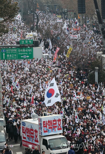 박사모 등, 헌재앞 '탄핵 반대' 대규모 시위 17일 오전 종로구 재동 헌법재판소 부근 안국역앞에서 박사모 등 박근혜 대통령 지지자들이 “탄핵반대” “국회해산” “종북척결” 등 구호를 외치며 집회를 열고 있다.