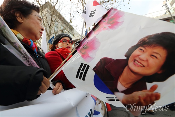 지난 17일 오전 종로구 재동 헌법재판소 부근 안국역앞에서 박사모 등 박근혜 대통령 지지자들이 “탄핵반대” “국회해산” “종북척결” 등 구호를 외치며 집회를 열고 있다.