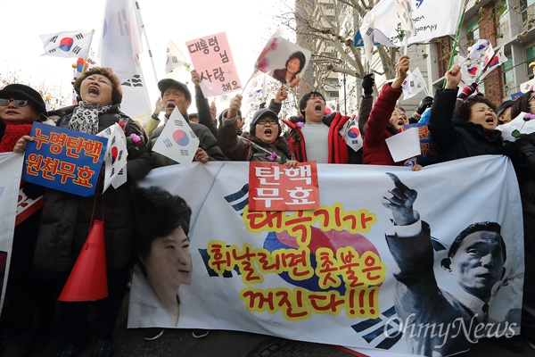 박사모 등, 헌재앞 '탄핵 반대' 대규모 시위 지난 17일 오전 종로구 재동 헌법재판소 부근 안국역앞에서 박사모 등 박근혜 대통령 지지자들이 “탄핵반대” “국회해산” “종북척결” 등 구호를 외치며 집회를 열고 있다.