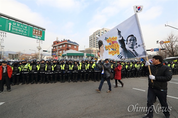 박사모 등, 헌재앞 '탄핵 반대' 대규모 시위 17일 오전 종로구 재동 헌법재판소 부근 안국역앞에서 박사모 등 박근혜 대통령 지지자들이 “탄핵반대” “국회해산” “종북척결” 등 구호를 외치며 집회를 열고 있다. 집회를 마친 참가자들이 박 대통령 응원을 위해 장미꽃을 전달하겠다며 청와대를 향해 행진을 시작하고 있다.